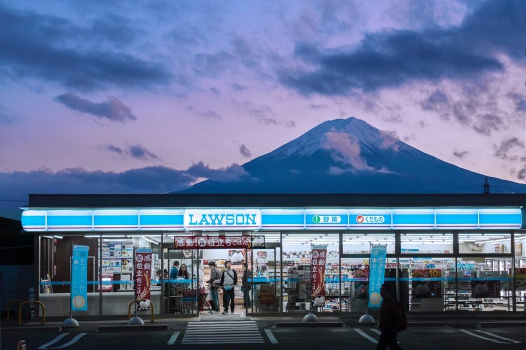 コンビニが映る風景