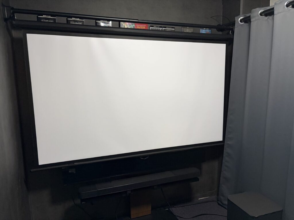 5〜6畳の個室に設置した映画とゲーム用のホームシアター
