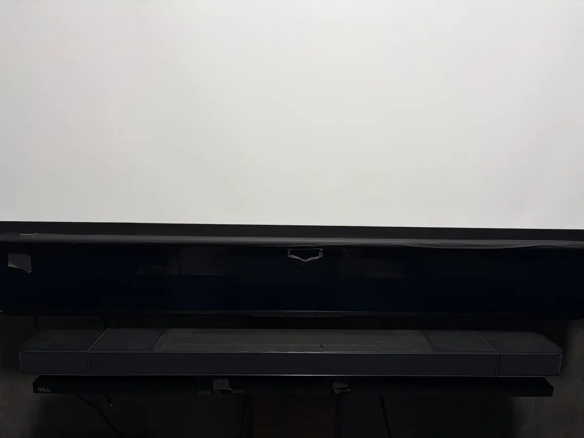 リアスピーカーを本体に装着した初代JBL BAR1000の正面