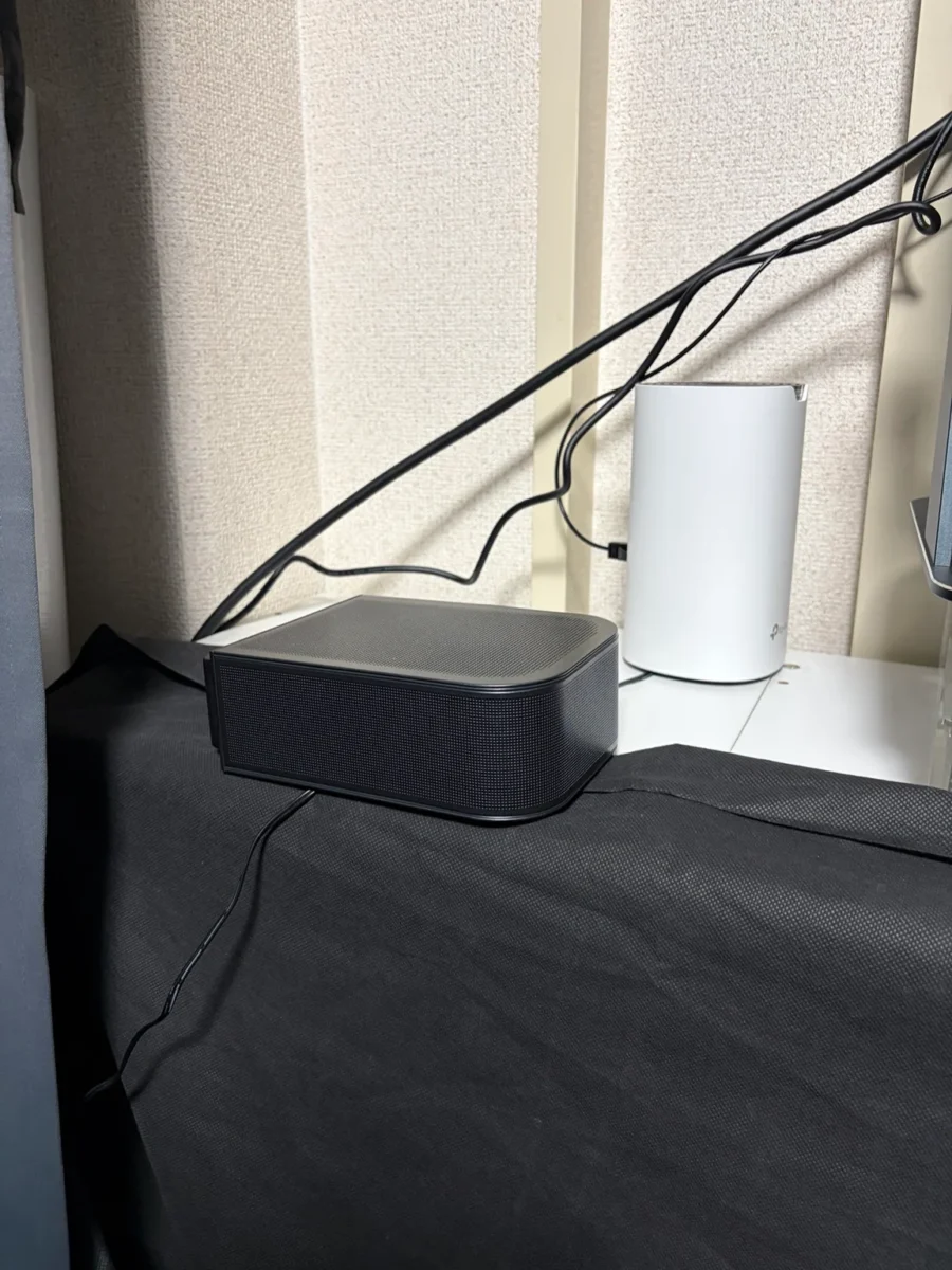 視聴位置後方の収納棚に置いたJBL BAR1000のリアスピーカー