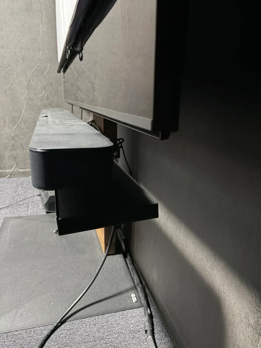 WALLスタンド上のJBL BAR1000とテレビの位置関係を横から見た筆者の設置例